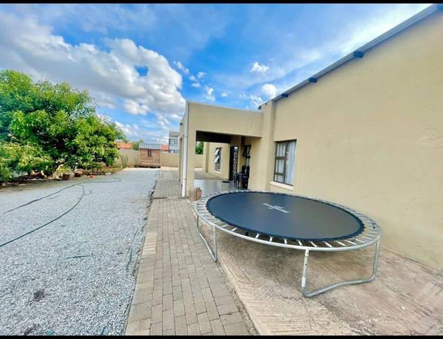 4 BEDROOM HOUSE FOR SALE IN HEUWELSIG ESTATE